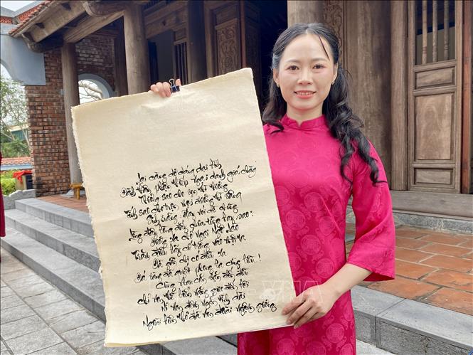 Một trang Truyện Kiều được cô giáo Đoàn Thị Mộng, giáo viên Trường Tiểu học Xuân Lam (phường Bắc Hồng Lĩnh), thể hiện bằng nghệ thuật thư pháp. Ảnh: Hữu Quyết - TTXVN