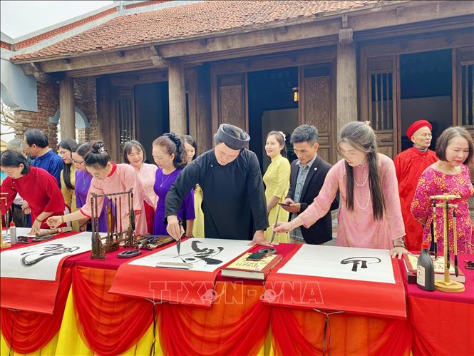 Các nghệ nhân tham gia viết Truyện Kiều bằng thư pháp. Ảnh: Hữu Quyết - TTXVN