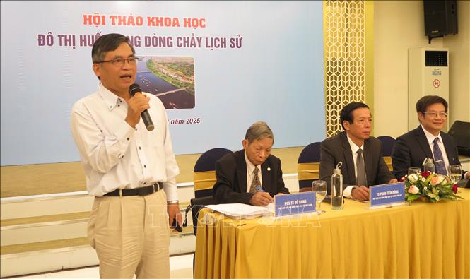 Đại biểu trình bày tham luận tại Hội thảo. Ảnh: Mai Trang- TTXVN 