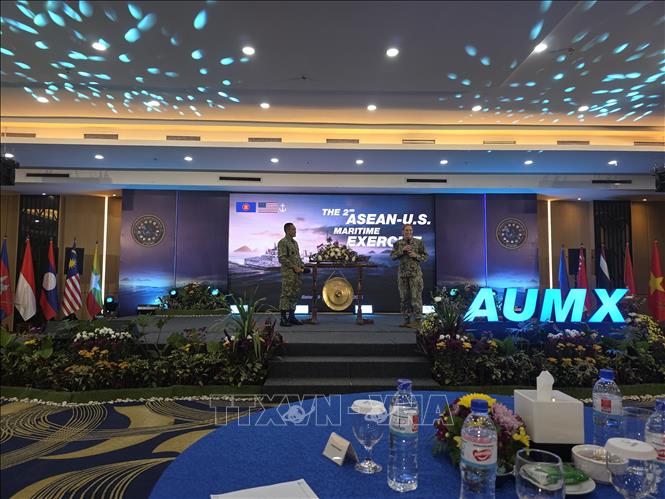 Chuẩn Đô đốc Katie F. Sheldon, Phó Tư lệnh Hạm đội 7, Bộ Tư lệnh Ấn Độ dương - Thái Bình Dương- Hải quân Mỹ và Trung tướng Tri Budi Utomo, Tổng Thư ký Bộ Quốc phòng Indonesia, khai mạc sự kiện. Ảnh: Minh Thái - PV TTXVN tại Indonesia.