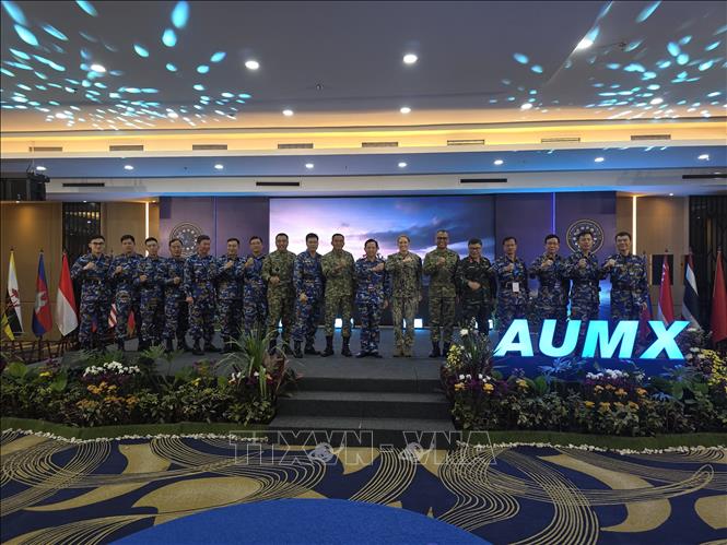 Đoàn Việt Nam chụp ảnh lưu niệm cùng đại diện phía Indonesia và Mỹ tại sự kiện. Ảnh: Minh Thái - PV TTXVN tại Indonesia.