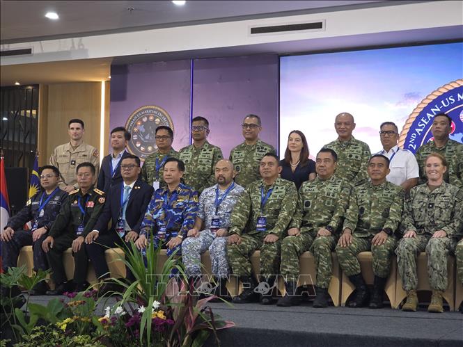 Chuẩn Đô đốc Nguyễn Thiên Quân, Phó Tham mưu trưởng Quân chủng Hải quân nhân dân Việt Nam, chụp ảnh lưu niệm cùng các Trưởng đoàn ASEAN tại sự kiện. Ảnh: Minh Thái - PV TTXVN tại Indonesia.