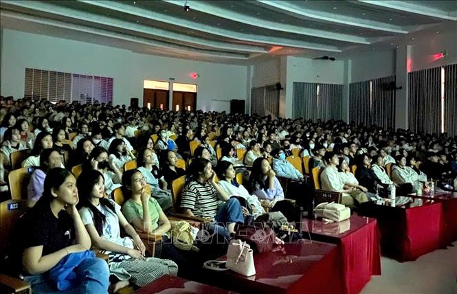 Hơn 600 sinh viên Trường Đại học An Giang (Đại học Quốc gia Thành phố Hồ Chí Minh) cùng nhau xem phim 