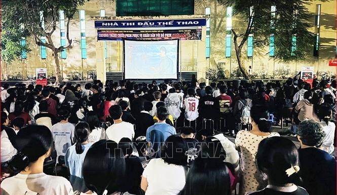 Hàng trăm người dân phường biên giới tỉnh An Giang tập trung tại Nhà thi đấu thể thao phường Thới Sơn để xem phim 