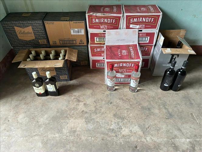 132 chai rượu không có giấy tờ bị được lực lượng Bộ đội Biên phòng phát hiện và thu giữ tại xã Lao Bảo. Ảnh: TTXVN phát