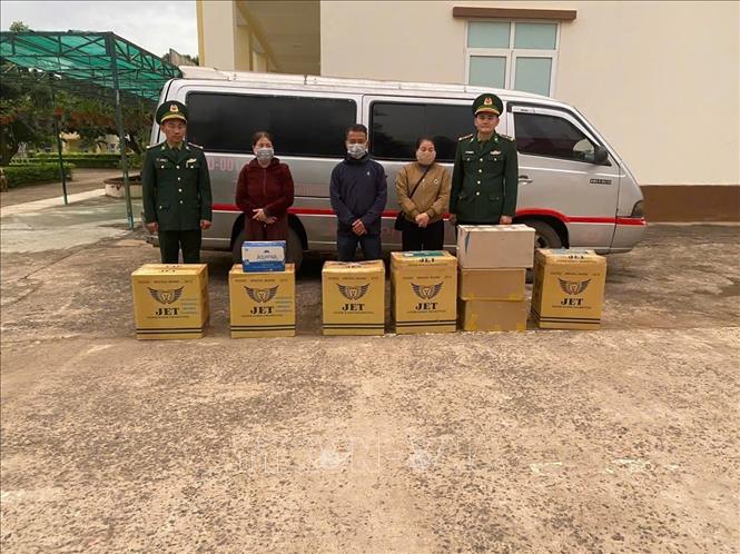 Các đối tượng và tang vật hàng hóa không rõ nguồn gốc bị bắt giữ. Ảnh: TTXVN phát