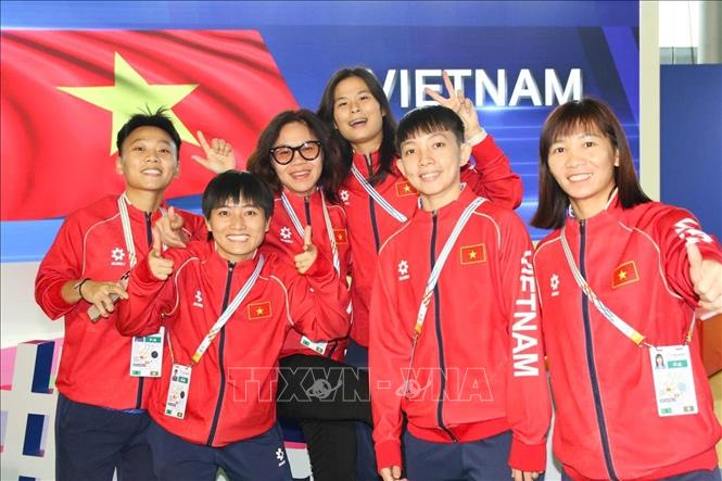 Các cầu thủ nữ đội tuyển futsal nữ Việt Nam đã có mặt tại Thái Lan. Ảnh: TTXVN phát