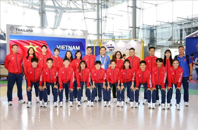 Các cầu thủ nữ đội tuyển futsal nữ Việt Nam đã có mặt tại Thái Lan. Ảnh: TTXVN phát