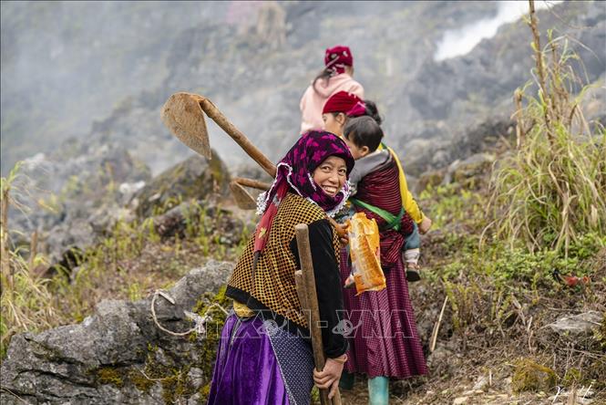 Nét đẹp của con người kết hợp cảnh sắc nơi đây cũng là một điểm thu hút du khách. Ảnh: Khánh Hoà - TTXVN 