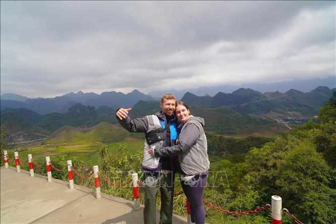 Du khách thích thú lưu lại khoảnh khắc tại Cao nguyên đá Đồng Văn. Ảnh: Khánh Hoà - TTXVN 