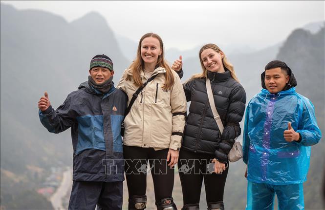Nhiều du khách chọn vùng Cao nguyên đá Đồng Văn cho hành trình khám phá, trải nghiệm của bản thân. Ảnh: Khánh Hoà - TTXVN 