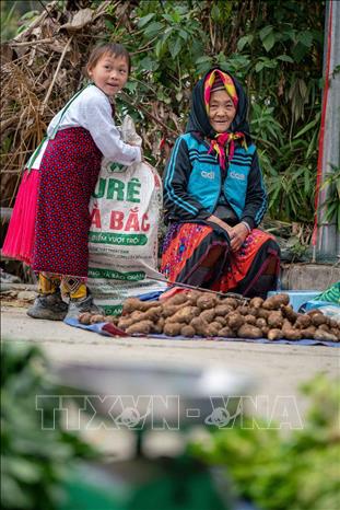 Đồng bào dân tộc tại chợ phiên Yên Minh, Đồng Văn. Ảnh: Khánh Hoà - TTXVN 