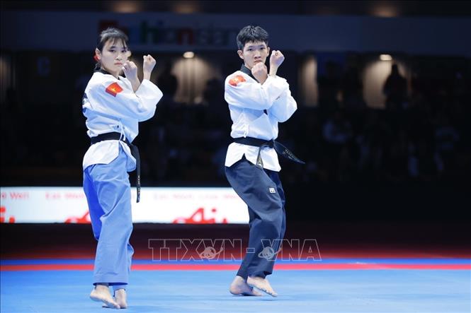 Đội Việt Nam thi đấu chung kết nội dung Quyền tiêu chuẩn gặp đội Singapore. Ảnh: Minh Quyết - PV TTXVN từ Thái Lan
