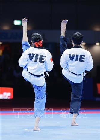 Đội Việt Nam thi đấu chung kết nội dung Quyền tiêu chuẩn gặp đội Singapore. Ảnh: Minh Quyết - PV TTXVN từ Thái Lan
