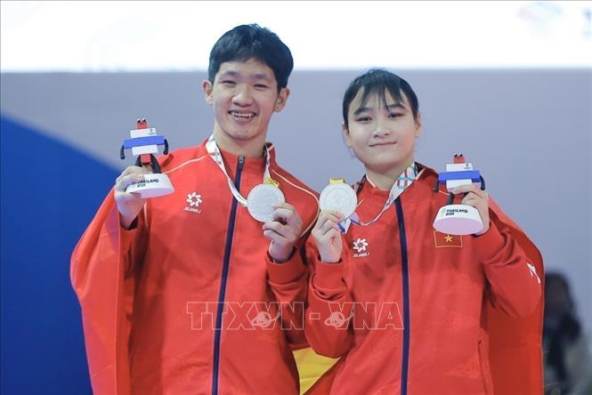 VĐV Nguyễn Trọng Phúc và Nguyễn Thị Kim Hà mang về tấm Huy chương Bạc đầu tiên cho đoàn thể thao Việt Nam. Ảnh: Minh Quyết - PV TTXVN từ Thái Lan