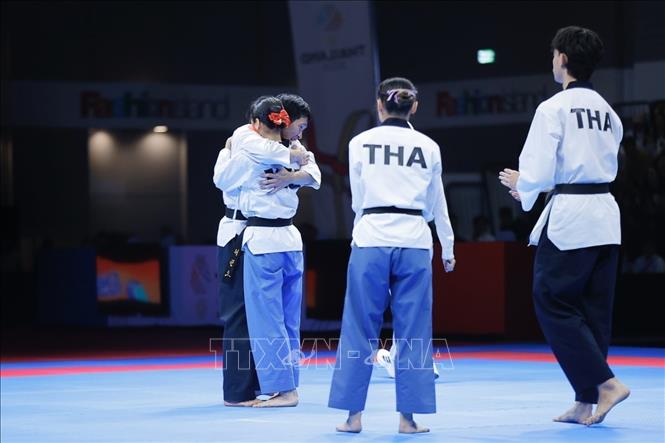 Vietnamese athletes Nguyen Trong Phuc and Nguyen Thi Kim Ha rejoice after advancing to the finals of the standard poomsae Taekwondo event. VNA Photo: Minh Quyết