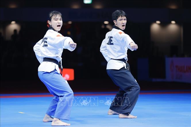 Vietnamese athletes Nguyen Trong Phuc and Nguyen Thi Kim Ha compete in the semi-finals of the standard poomsae Taekwondo event. VNA Photo: Minh Quyết
