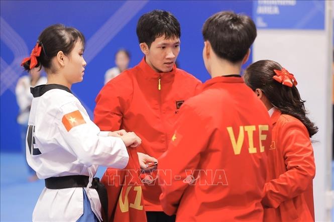 Vietnamese athletes Nguyen Trong Phuc and Nguyen Thi Kim Ha prepare before the competition. VNA Photo: Minh Quyết