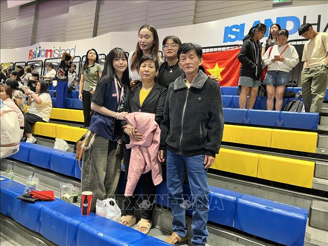 Châu Tuyết Vân (ngoài cùng bên trái) “cô gái vàng” của Teakwondo Việt Nam từng đoạt 8 HCV SEA Games, cùng bố mẹ tới sân cổ vũ cho đội tuyển Việt Nam. Ành: Đỗ Sinh - PV TTXVN tại Thái Lan 