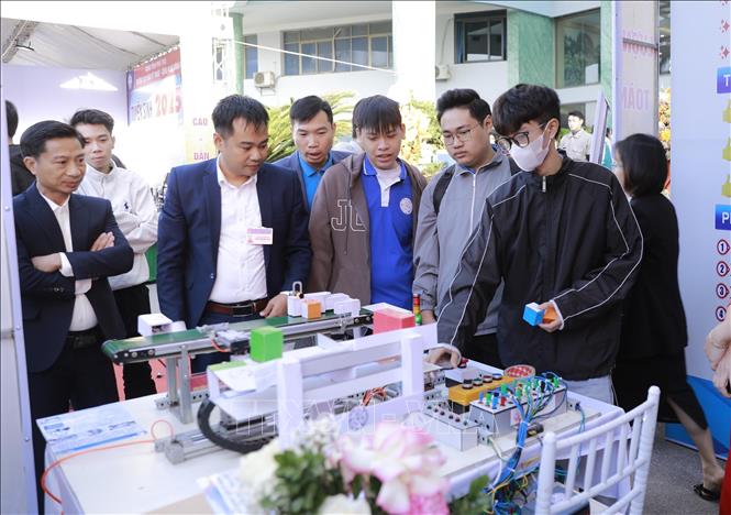 Sinh viên tìm hiểu thông tin của một gian hàng giới thiệu việc làm ở “Ngày hội Việc làm năm 2025” được tổ chức tại Phú Thọ. Ảnh: Nguyễn Thảo -TTXVN