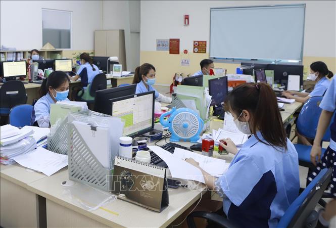 Nhân viên Công ty TNHH Youngbag Micromotor Việt Nam, Khu công nghiệp Bình Xuyên, Phú Thọ, làm việc tại văn phòng. Ảnh: Hoàng Hùng – TTXVN