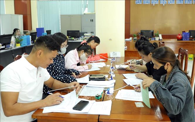 Người lao động điền thông tin cá nhân vào phiếu đăng ký tìm việc làm tại Trung tâm dịch vụ việc làm tỉnh Phú Thọ. Ảnh: Hoàng Hùng – TTXVN