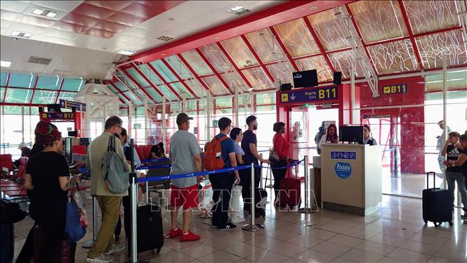 Hành khách ra cửa lên máy bay tại Sân bay Quốc tế José Martí, thủ đô La Habana, Cuba. Ảnh: Phi Hùng - PV TTXVN tại Mỹ Latinh