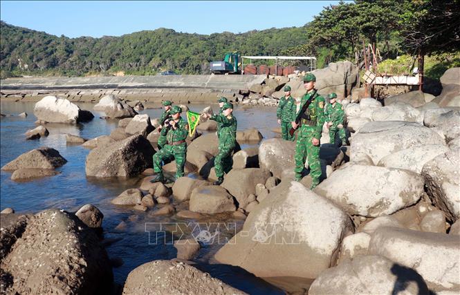 Cán bộ, chiến sĩ của Đồn Biên phòng Hòn Khoai tổ chức tuần tra địa bàn, kiểm soát phòng chống khai thác IUU. Ảnh: Huỳnh Anh - TTXVN