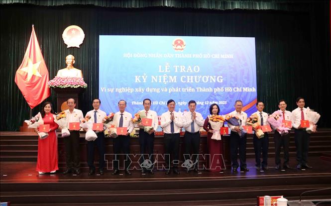 Trao tặng Kỷ niệm chương “Vì sự nghiệp xây dựng và phát triển Thành phố Hồ Chí Minh” cho đại biểu HĐND Thành phố các thời kỳ. Ảnh: Xuân Khu-TTXVN