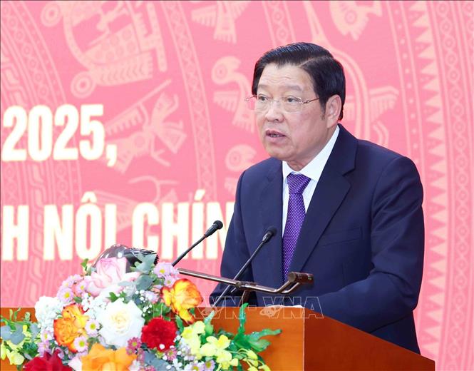 Đồng chí Phan Đình Trạc, Uỷ viên Bộ Chính trị, Bí thư Trung ương Đảng, Trưởng Ban Nội chính Trung ương phát biểu tại hội nghị. Ảnh: Phương Hoa – TTXVN