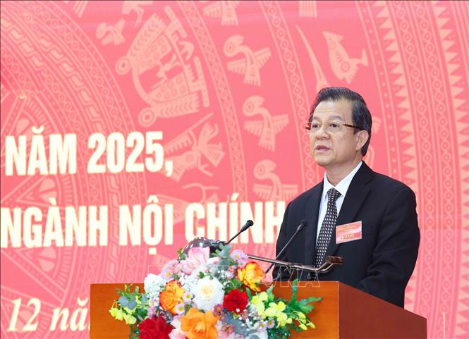 Đồng chí Lê Hồng Quang, Uỷ viên Trung ương Đảng, Phó Trưởng Ban Nội chính Trung ương trình bày báo cáo tổng kết. Ảnh: Phương Hoa – TTXVN