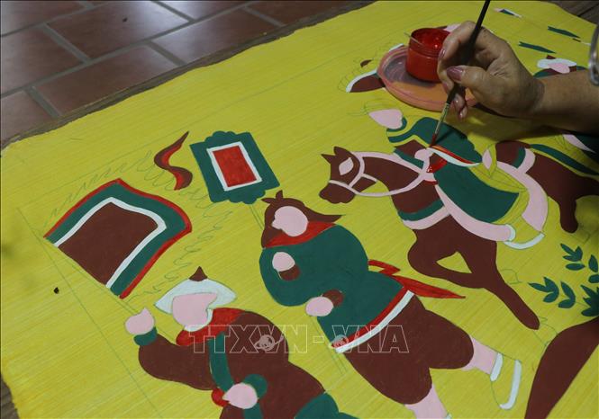 Vẽ tranh dân gian Đông Hồ. Ảnh: Thanh Thương - TTXVN