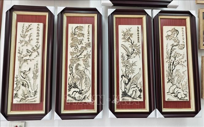 Bộ tranh Đông Hồ tứ quý khắc gỗ. Ảnh: Thanh Thương - TTXVN 