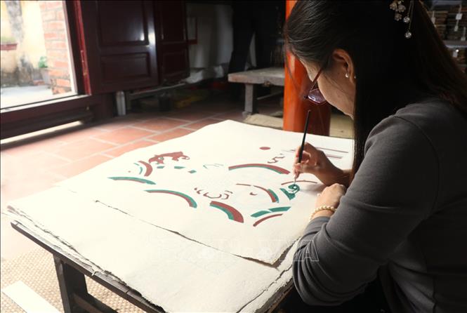 Vẽ tranh dân gian Đông Hồ. Ảnh: Thanh Thương - TTXVN