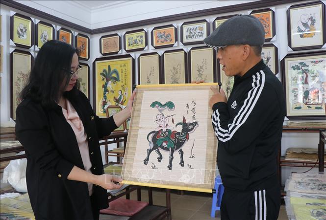 Gia đình nghệ nhân ưu tú Nguyễn Đăng Chế là một trong 3 gia đình vẫn hàng ngày giữ nghề, bảo tồn tranh dân gian Đông Hồ. Ảnh: Thanh Thương - TTXVN