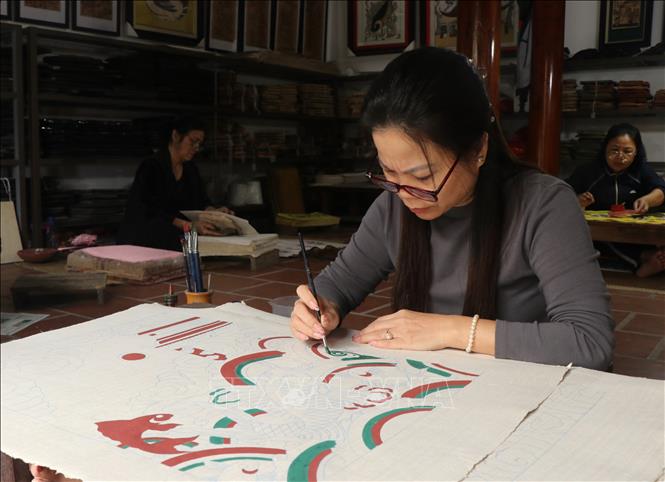 Vẽ tranh dân gian Đông Hồ. Ảnh: Thanh Thương - TTXVN