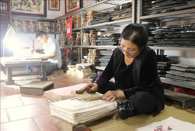 Kỹ thuật in tranh dân gian Đông Hồ. Ảnh: Thanh Thương - TTXVN