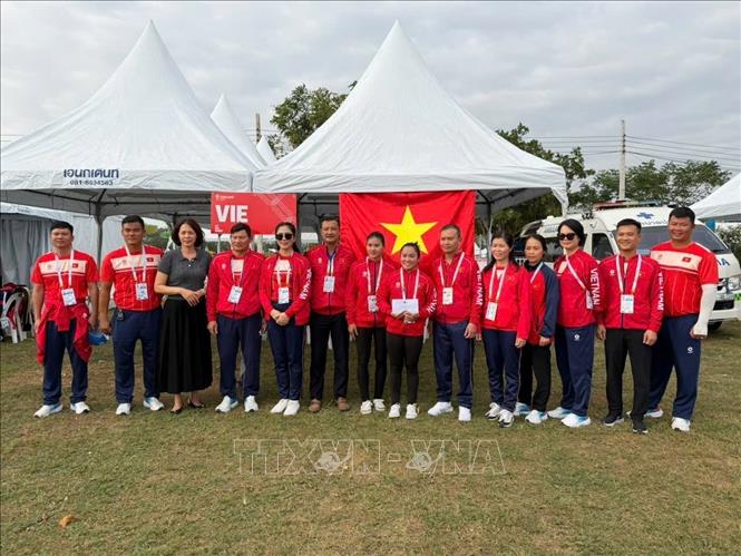 Trưởng đoàn thể thao Việt Nam Nguyễn Hồng Minh chúc mừng đội tuyển Canoeing Việt Nam. Ảnh: TTXVN phát