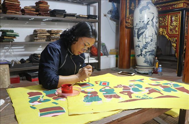 Gia đình nghệ nhân ưu tú Nguyễn Đăng Chế là một trong 3 gia đình vẫn hàng ngày giữ nghề, bảo tồn tranh dân gian Đông Hồ. Ảnh: Thanh Thương - TTXVN