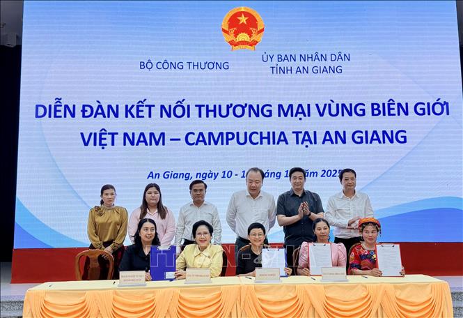 Ký kết biên bản hợp tác giữa doanh nghiệp Việt Nam và Campuchia. Ảnh: Thanh Sang-TTXVN
