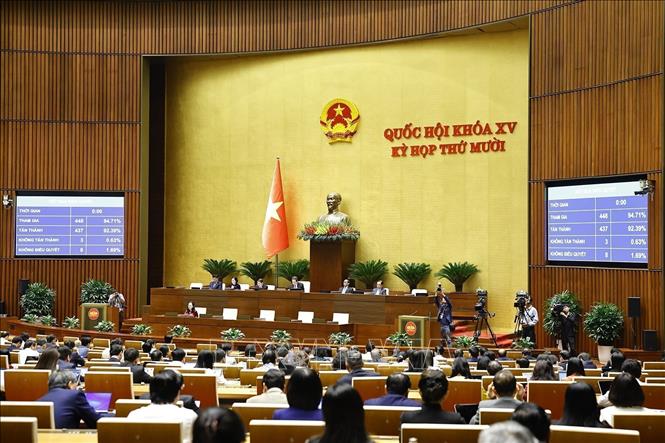 NA Deputies vote to pass the laws. VNA Photo: Doãn Tấn