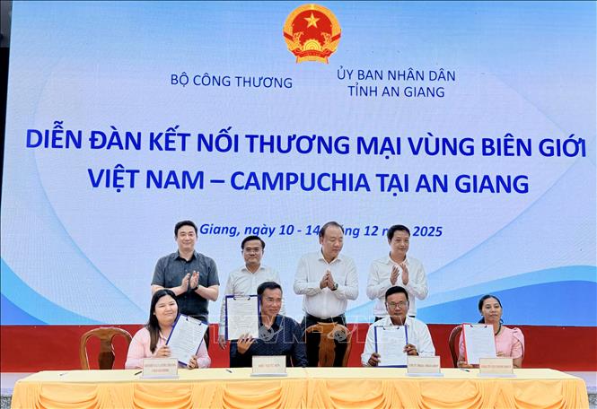 Ký kết biên bản hợp tác giữa doanh nghiệp Việt Nam và Campuchia. Ảnh: Thanh Sang-TTXVN
