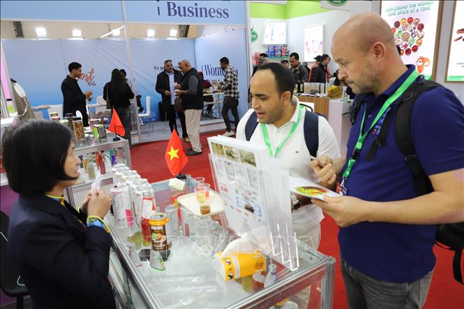 Visitors at a Vietnamese agricultural products stall at the exhibition. VNA Photo: Nguyễn Trường