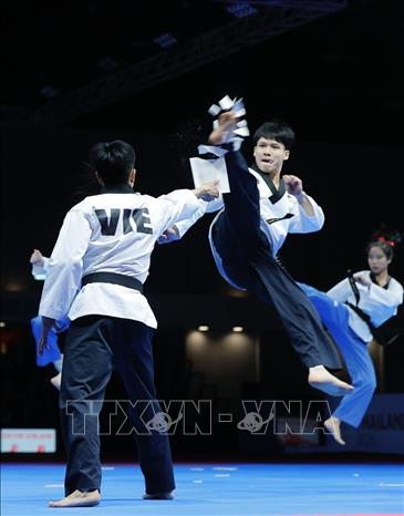 Các VĐV Lê Trần Kim Uyên, Nguyễn Xuân Thành, Trần Đăng Khoa, Trần Hồ Duy, Nguyễn Thị Y Bình, Nguyễn Phan Khánh Hân thi đấu xuất sắc, giành HCV nội dung đồng đội sáng tạo. Ảnh: Minh Quyết - PV TTXVN tại Thái Lan