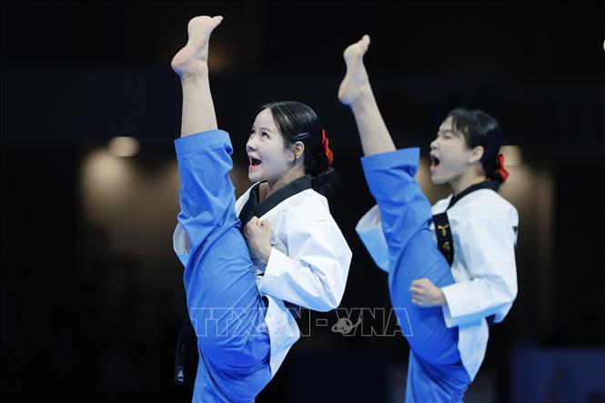 Các VĐV Việt Nam thi đấu nội dung quyền biểu diễn đồng đội nữ. Ảnh: Minh Quyết - PV TTXVN tại Thái Lan
