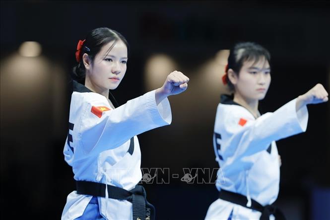 Các VĐV Việt Nam thi đấu nội dung quyền biểu diễn đồng đội nữ. Ảnh: Minh Quyết - PV TTXVN tại Thái Lan
