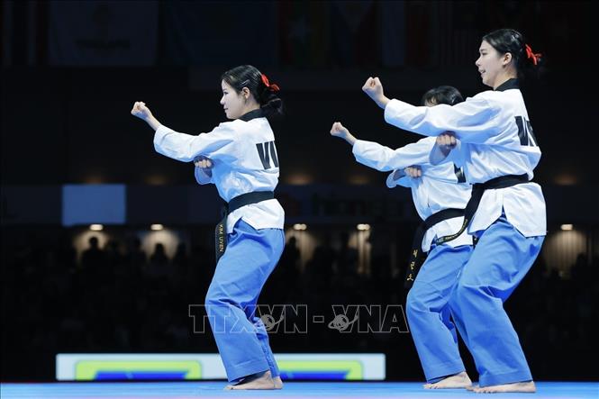 Các VĐV Việt Nam thi đấu nội dung quyền biểu diễn đồng đội nữ. Ảnh: Minh Quyết - PV TTXVN tại Thái Lan
