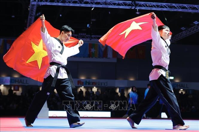 Các VĐV Lê Trần Kim Uyên, Nguyễn Xuân Thành, Trần Đăng Khoa, Trần Hồ Duy, Nguyễn Thị Y Bình, Nguyễn Phan Khánh Hân thi đấu xuất sắc, giành HCV nội dung đồng đội sáng tạo. Ảnh: Minh Quyết - PV TTXVN tại Thái Lan