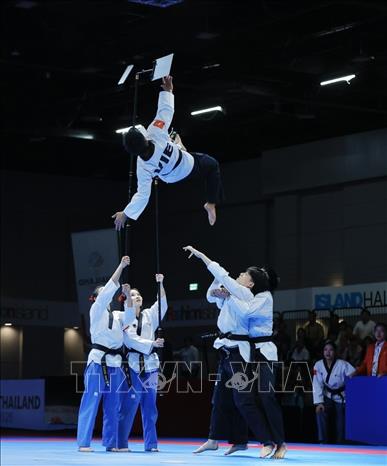 Các VĐV Lê Trần Kim Uyên, Nguyễn Xuân Thành, Trần Đăng Khoa, Trần Hồ Duy, Nguyễn Thị Y Bình, Nguyễn Phan Khánh Hân thi đấu xuất sắc, giành HCV nội dung đồng đội sáng tạo. Ảnh: Minh Quyết - PV TTXVN tại Thái Lan