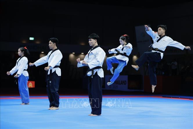 Các VĐV Lê Trần Kim Uyên, Nguyễn Xuân Thành, Trần Đăng Khoa, Trần Hồ Duy, Nguyễn Thị Y Bình, Nguyễn Phan Khánh Hân thi đấu xuất sắc, giành HCV nội dung đồng đội sáng tạo. Ảnh: Minh Quyết - PV TTXVN tại Thái Lan